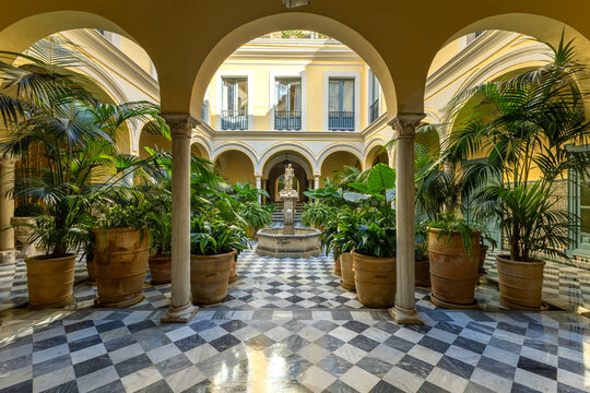 Vista de un patio t&iacute;pico sevillano en el interior de una casa palacio se&ntilde;orial de Sevilla, Andaluc&iacute;a, Espa&ntilde;a