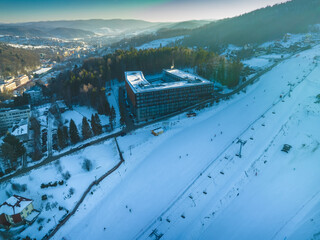 Centrum Krynicy-Zdroju z drona zimą. Piękne, zimowe krajobrazy.