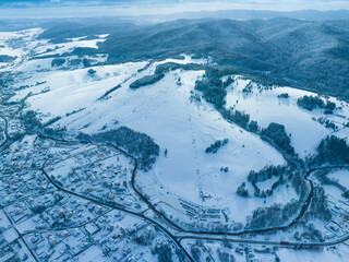 Fototapeta na wymiar Lot nad Tyliczem w zimie. Piękne, zimowe krajobrazy.