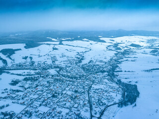 Fototapeta na wymiar Lot nad Tyliczem w zimie. Piękne, zimowe krajobrazy.