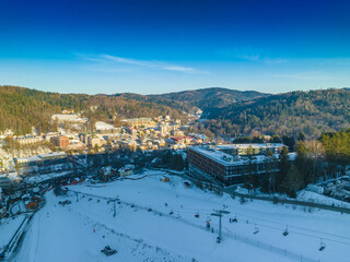 Centrum Krynicy-Zdroju z drona zimą. Piękne, zimowe krajobrazy.