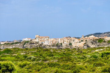 Fototapeta premium Bonifacio, Kalkfelsen, Insel, Korsika, Mittelmeer, Küste, Festung, Zitadelle, Altstadt, Kirche, Wanderweg, Grotten, Bootsausflug, Pertusato, Aussichtspunkt, Sommer, Frankreich
