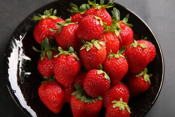 strawberry, juicy, ripe, plate, whole, berry, red, food, fresh, fruit, bowl, healthy, tasty, background, sweet, vegetarian, raw, delicious, dessert, organic, summer
