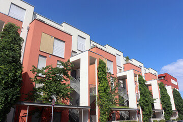 Begrünte Fassaden eines modernen Mehrfamilienhauses mit Balkonen in Heidelberg, Deutschland