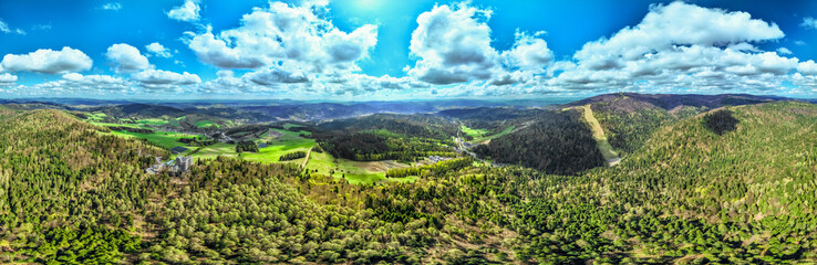 Lot nad Czarnym Potokiem i Słotwinami w Krynicy-Zdroju wiosną. Piękne krajobrazy.