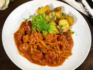 Szegediner Gulasch mit Kartoffeln