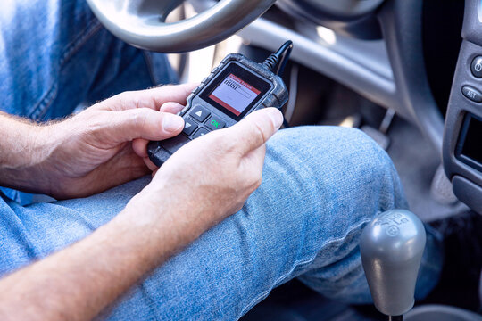 Using diagnostic car code reader scan tool to erase error codes