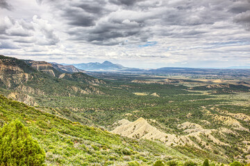 Fototapeta na wymiar Mesa Verde Ausblick an einem Wolkentag, Mesa Verde National Park, Colorado, USA