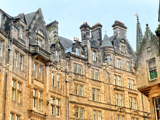 Fototapeta na wymiar Historical houses along Cockburn Street in the old town of Edinburgh