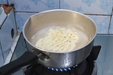 Cooking instant noodles in a pot