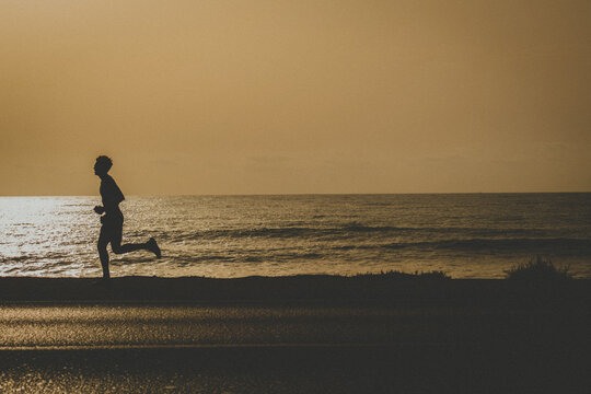 Persona corriendo haciendo deporte running y bicicleta al amanecer  , People doing sports running bike  at dawn sunset
