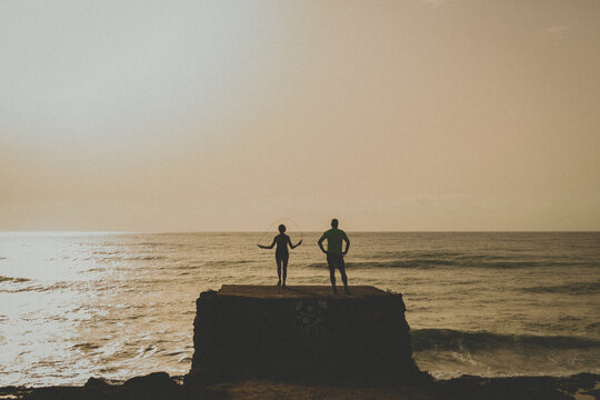 girl jumping rope in the beach, chica saltando la comba en la playa al amanecer