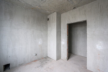 Obraz premium rough repairs for self-finishing. interior decoration, bare walls of the room, stage of construction. interior apartment room