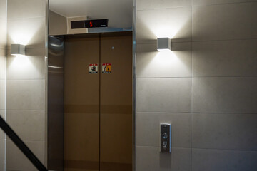 건물 엘레베이터