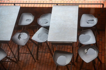 Tisch und Stühle im Regen