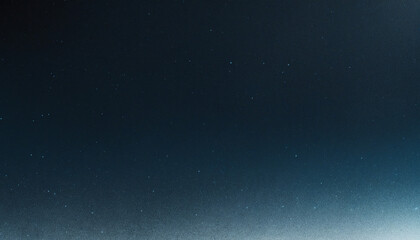 Obraz premium Dark grainy background with blurred white, blue, and black abstract gradient and glowing light - perfect for large banners.