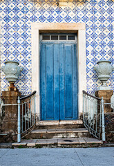 Porta de acesso em prédio no centro histórico de São Luís-MA.