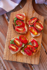 Una tabla de madera con bruschetta. Vista superior y de cerca