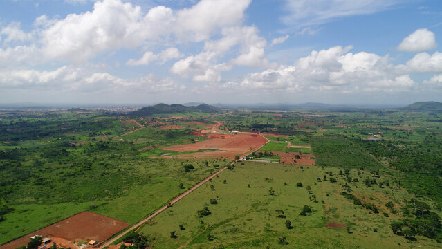 Imagem a&eacute;rea de Cana&atilde; dos Caraj&aacute;s, Par&aacute;, Brasil, pasto, montanhas, estrada