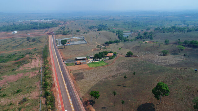 Cana&atilde; dos Caraj&aacute;s Imagem a&eacute;rea de drone, Par&aacute;, Brasil, imagem de cima do morro da r&aacute;dio. 