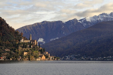 Vista del paese di Morcote in Svizzera Italiana con il Monte Generoso innevato sullo sfondo