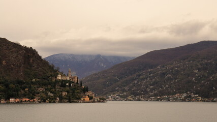 Il borgo di Morcote, Svizzera, con paesaggio invernale