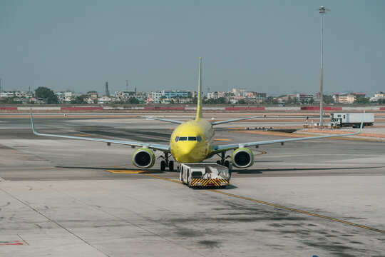 Aircraft pushes the tow tractor before starting the engines and taxiing, front view.