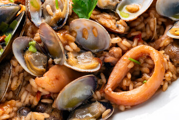 Primo piano di delizioso risotto alla pescatora, ricetta tipica italiana di risotto con frutti di...