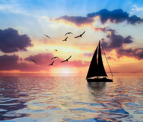 Poster Im Rahmen velero en el mar con el atardecer © kesipun