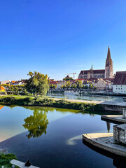 Regensburg Innenstadt Seite auf Steinerne Brücke im Weltkulturerbe an Sommertag