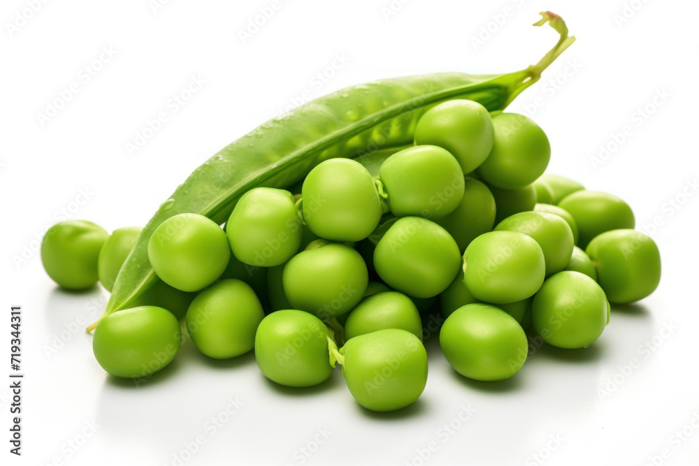 Poster Close up of Fresh green peas isolated on white background.