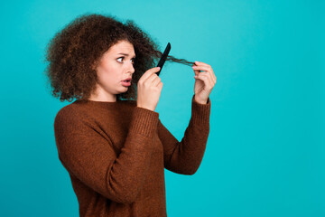 Obraz premium Photo portrait of attractive young woman difficult comb hair strand wear trendy brown clothes isolated on cyan color background