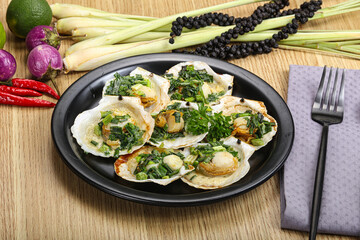 Grilled scallops with green onion