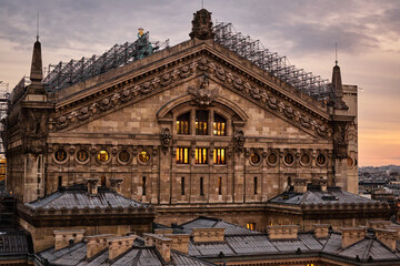 Fototapeta na wymiar Oper in Paris mit Gerüst auf dem Dach vom Dezember 2023