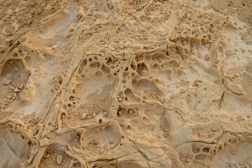 Roca sedimentaria junto al sendero de La Molata en Las Negras, Andalucía, España. Roca...