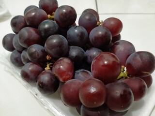 grapes on the plate