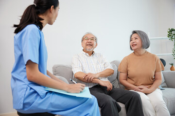 Obraz premium nurse or caregiver meeting and talking with about health with senior couple