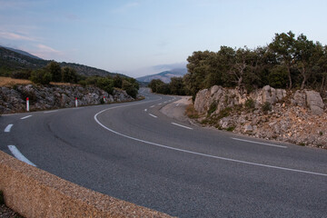 Virage dans les montagnes