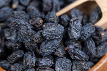 dry blue raisins from large grapes