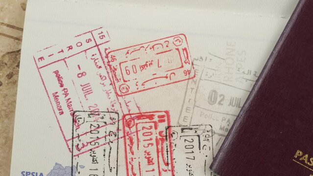 passeport avec tampon douanier de plusieurs pays, en gros plan