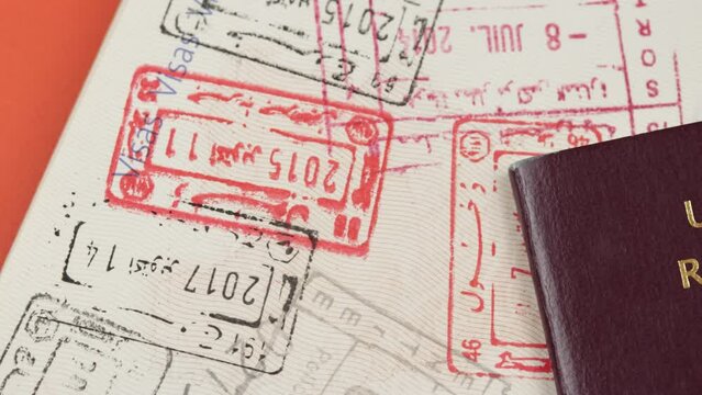 passeport avec tampon douanier de plusieurs pays, en gros plan