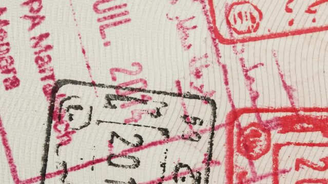 passeport avec tampon douanier de plusieurs pays, en gros plan