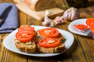 toast in olive oil spread with garlic and  tomato