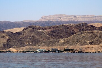 Costa de Egipto vista desde Aqaba junto al Mar Rojo, Jordania, Oriente Medio.