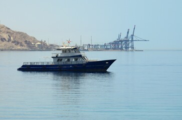 Barco cerca de Aqaba junto al Mar Rojo, Jordania, Oriente Medio.