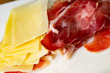 Dúo Culinario: Jamón Crudo y Queso en una Armonía de Sabores