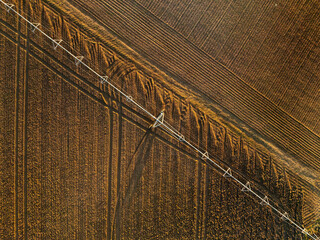 Aerial view of a center-pivot irrigation system on a field in the outskirts of the Spanish town of Rueda in Valladolid, famous for its vineyards and wines. - 719626102