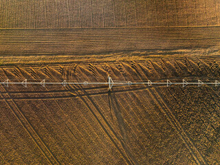 Aerial view of a center-pivot irrigation system on a field in the outskirts of the Spanish town of Rueda in Valladolid, famous for its vineyards and wines. - 719626132