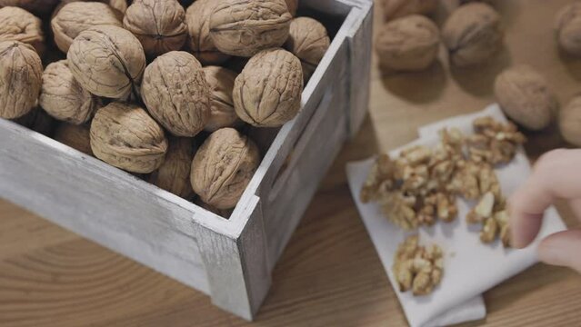 Taking walnut kernel , healthy eating