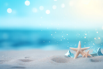 Fototapeta na wymiar Strand im Sonnenuntergang mit blauem Meer im Hintergrund, blaues Bokeh, Muscheln und Seesterne am Strand, Glasperlen